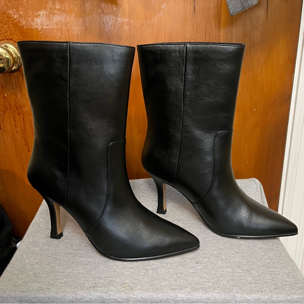 🆕. Lisa & Vicky Sleek Black Ankle Booties New in box. Winter gift 6.5